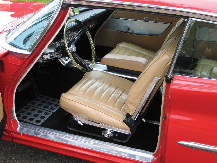 Интерьер Chrysler 300G Hardtop Coupe (842) 1961 года  (фото 17 из 43)